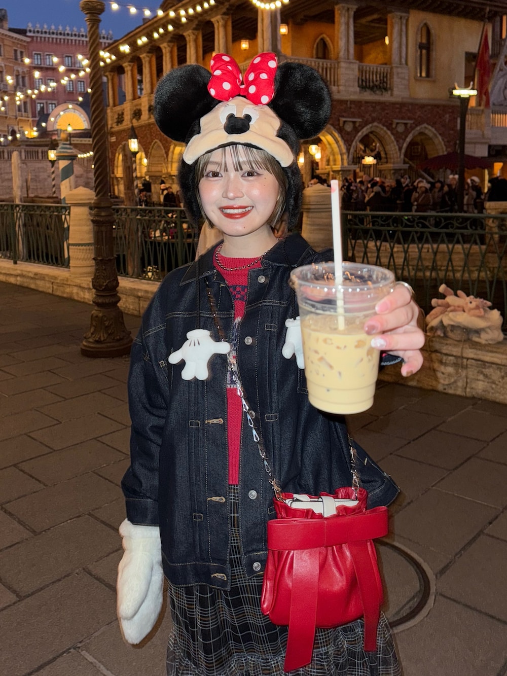「デニムジャケット、ディズニーコーデ、ディズニー、今日のコーデ、プチプラ、チェックスカート、デニムコーデ、ミニー」｜「MOUSSYのHONDA JACQUARD ニットトップス（ニット/セーター、レッド系）」を使った、あやかさん（骨格ウェーブ・レディース・162cm）の春コーディネートの3枚目の写真