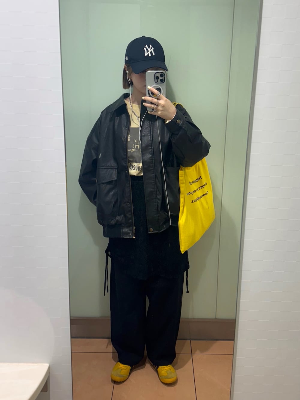 「キャップ、ロンT、プチプラ、春服、お出かけコーデ、レザージャケット、タックワイドパンツ、モードカジュアル、メンズライク、カジュアルコーデ、メンズライクコーデ、ストリートコーデ、ストリート、JEANASiS、キャップ女子」｜「JEANASISのレイヤードグラフィックプリントロンTEE/323003（Tシャツ/カットソー、ベージュ系）」を使った、あやかさん（骨格ウェーブ・レディース・162cm）の春コーディネートの2枚目の写真