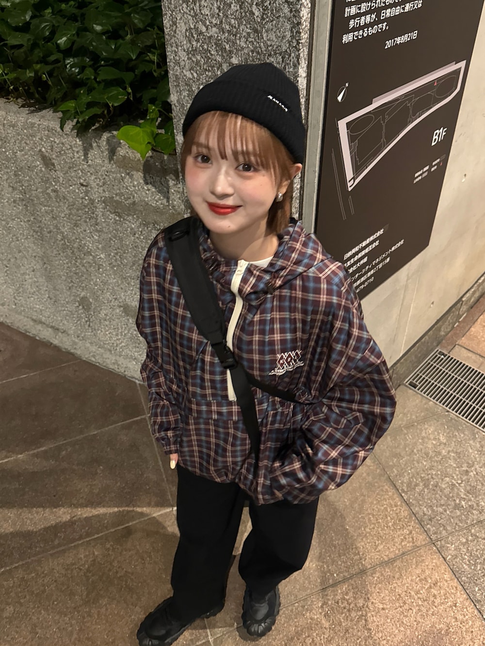 ブラック系のスニーカー、グレー系のスラックス、ブラック系のボディバッグ/ウエストポーチを着用したレディースの春コーディネートの2枚目の写真