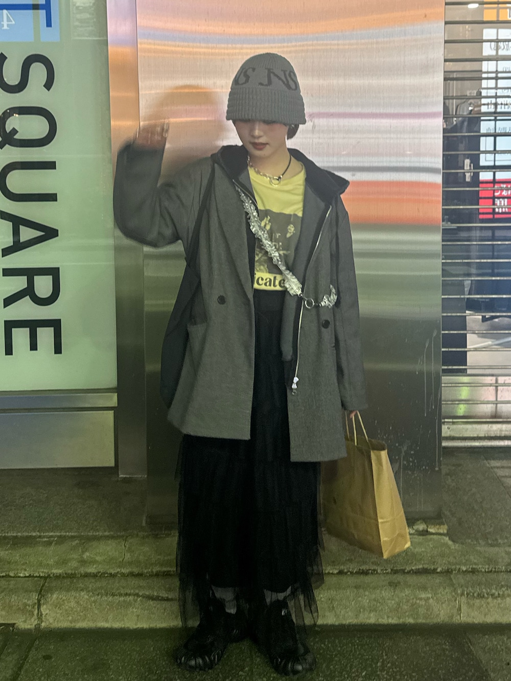 「今日のコーデ、ジャケット/アウター、モノトーンコーデ、JEANASiS、パーカーコーデ、グレー、休日スタイル、ゆるコーデ、モード、モードストリート、カジュアルコーデ、ストリートコーデ、メンズライクコーデ」｜「JEANASISのBOXYテーラードジャケット/146523（テーラードジャケット、グレー系）」を使った、あやかさん（骨格ウェーブ・レディース・162cm）の冬コーディネートの2枚目の写真