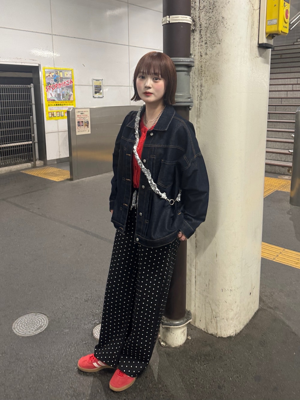 「レイヤードスタイル、ドット、ドット柄、今日のコーデ、ゆるコーデ、赤×黒、赤、差し色コーデ、パンツスタイル、楽チンコーデ、アメカジ、デニムジャケット、ジャケットコーデ、ガーリーコーデ、カジュアルコーデ」｜「EPIMI E'PIMMYの【ハンドウォッシャブル】ポケット付きコンパクトカーディガン（カーディガン/ボレロ、レッド系）」を使った、あやかさん（骨格ウェーブ・レディース・162cm）の春コーディネートの2枚目の写真