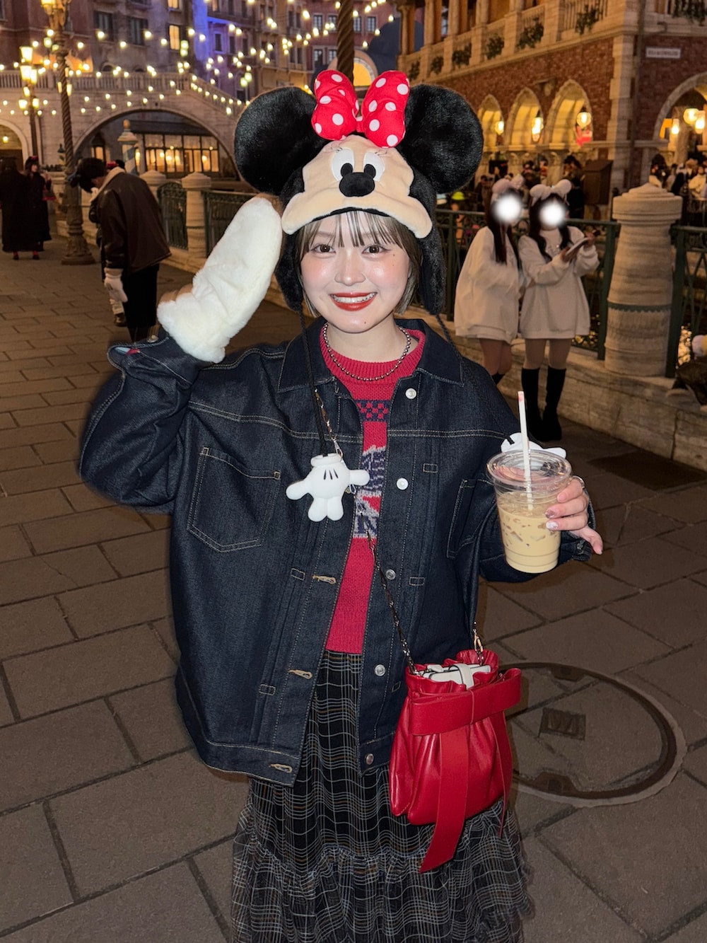 「デニムジャケット、ディズニーコーデ、ディズニー、今日のコーデ、プチプラ、チェックスカート、デニムコーデ、ミニー」｜「MOUSSYのHONDA JACQUARD ニットトップス（ニット/セーター、レッド系）」を使った、あやかさん（骨格ウェーブ・レディース・162cm）の春コーディネートの2枚目の写真
