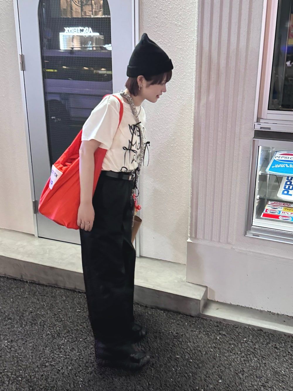 ホワイト系のTシャツ/カットソー、ブラック系のその他パンツ、ブラック系のスニーカーを着用したレディースの夏コーディネートの2枚目の写真