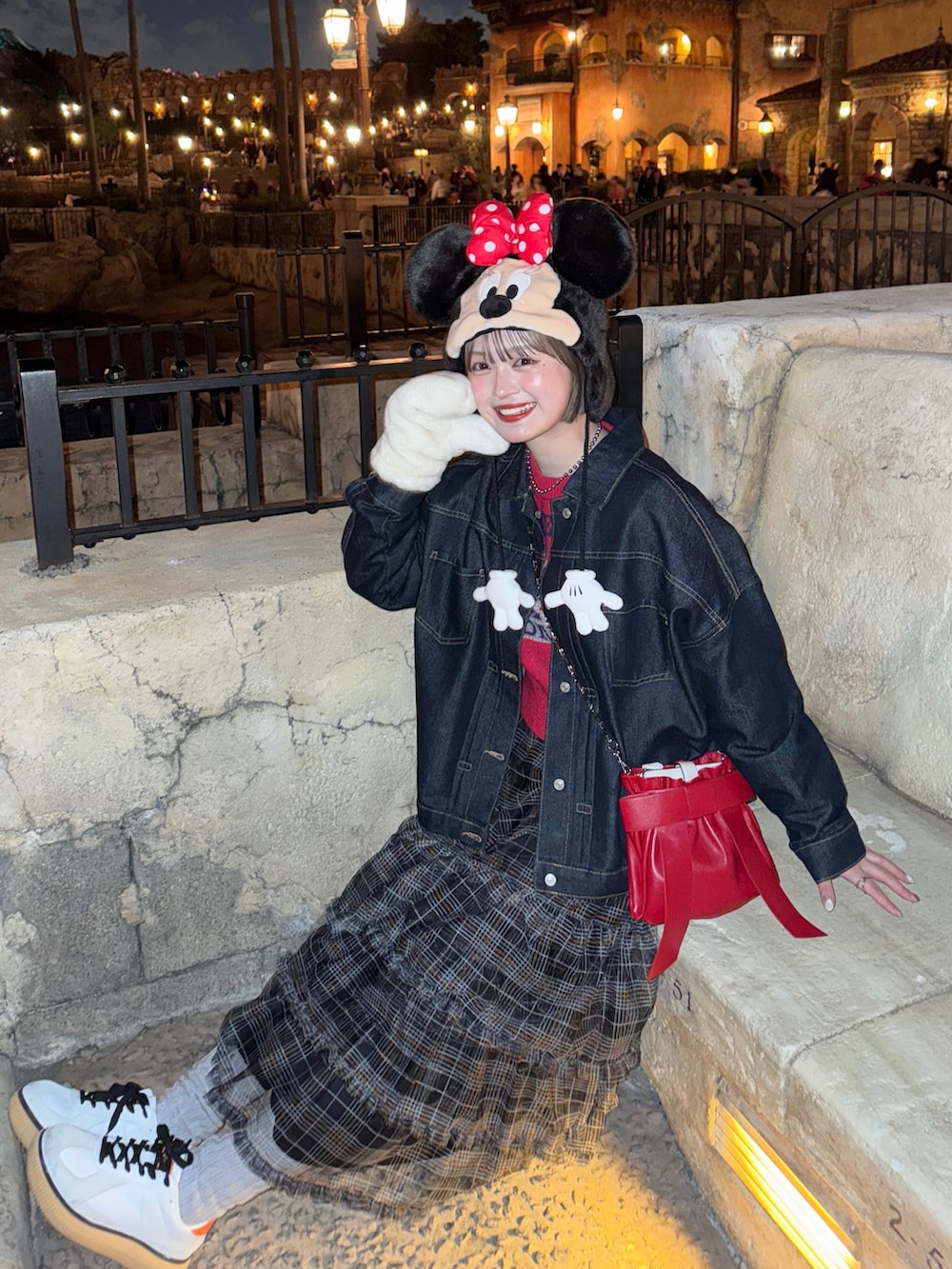 「ディズニーコーデ、ミニーちゃん、デニムジャケット、デニムコーデ、差し色コーデ、チェックスカート、冬コーデ、セーター」｜「BONLECILLのルーズデニムジャケット/Gジャン（デニムジャケット、ブルー系）」を使った、あやかさん（骨格ウェーブ・レディース・162cm）の冬コーディネートの3枚目の写真
