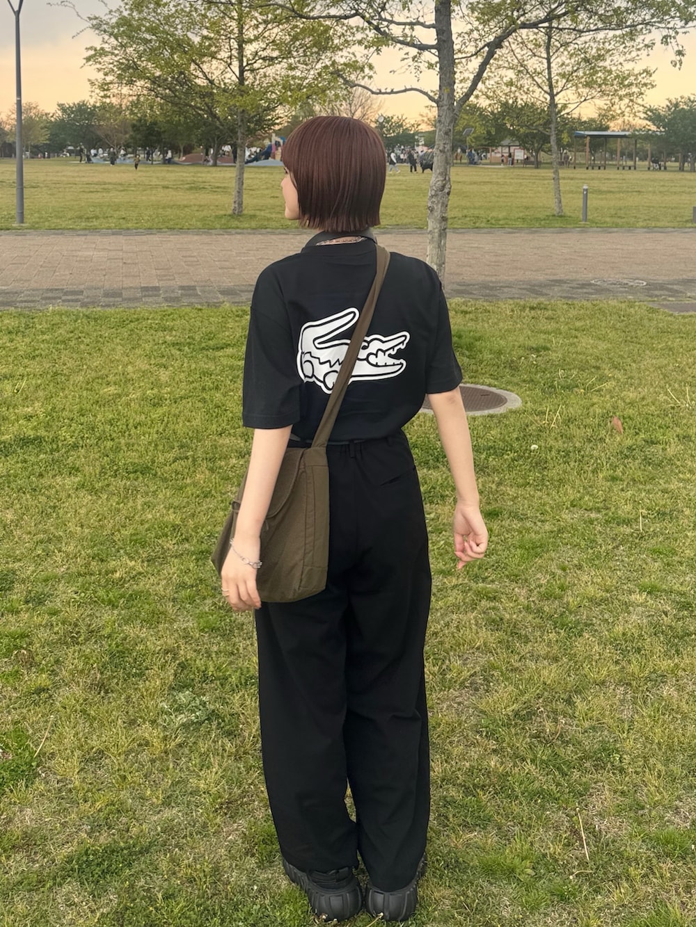 「最近のいい感じコーデ、LACOSTE、ラコステ、PR、ブラックコーデ、ブラック、スラックス、スラックスパンツ、スラックス×スニーカー、スニーカー、スニーカーコーデ、ワントーンコーデ、差し色コーデ、シンプルコーデ、カジュアル」｜「LA VORAGINEのショルダーバッグ（ショルダーバッグ、グリーン系）」を使った、あやかさん（骨格ウェーブ・レディース・162cm）の春コーディネートの2枚目の写真