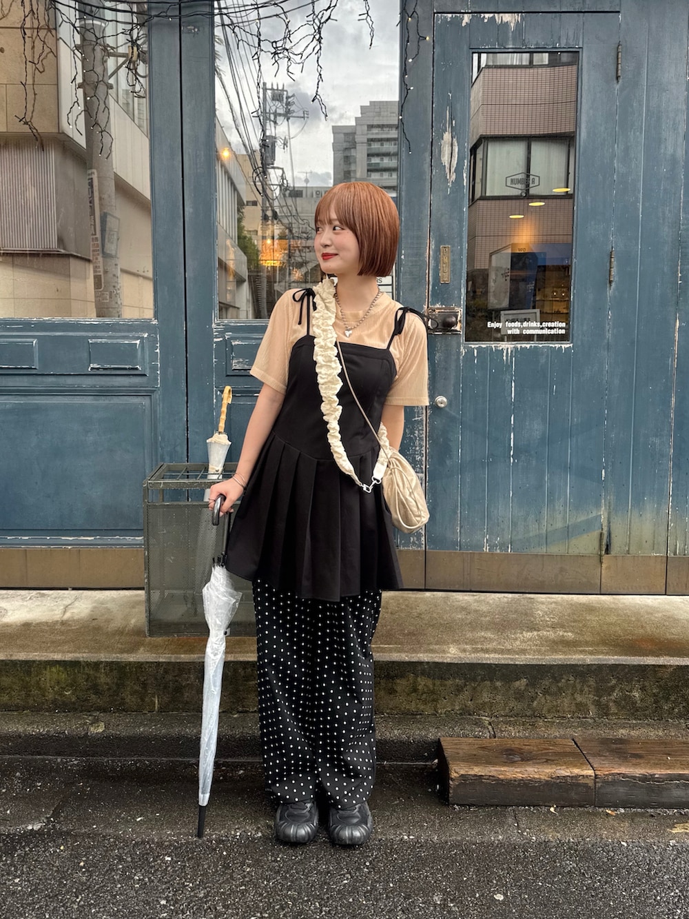 ブラック系のスウェットパンツ、ベージュ系のTシャツ/カットソー、ブラック系のワンピースを着用したレディースの夏コーディネートの2枚目の写真