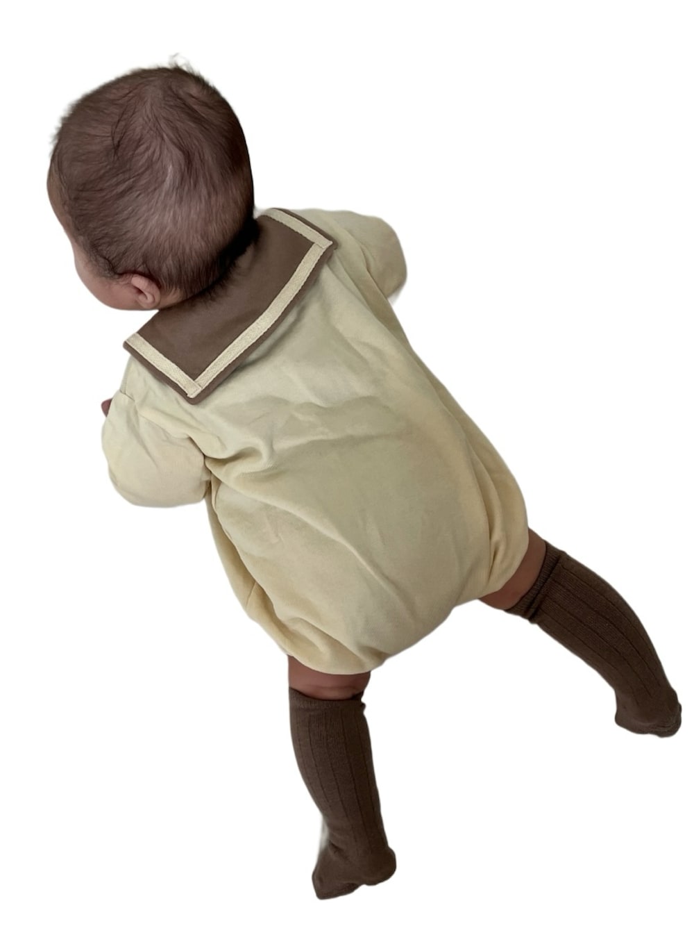 ベージュ系のオールインワン・サロペット、ブラウン系のソックス/靴下を着用したキッズの秋コーディネートの2枚目の写真