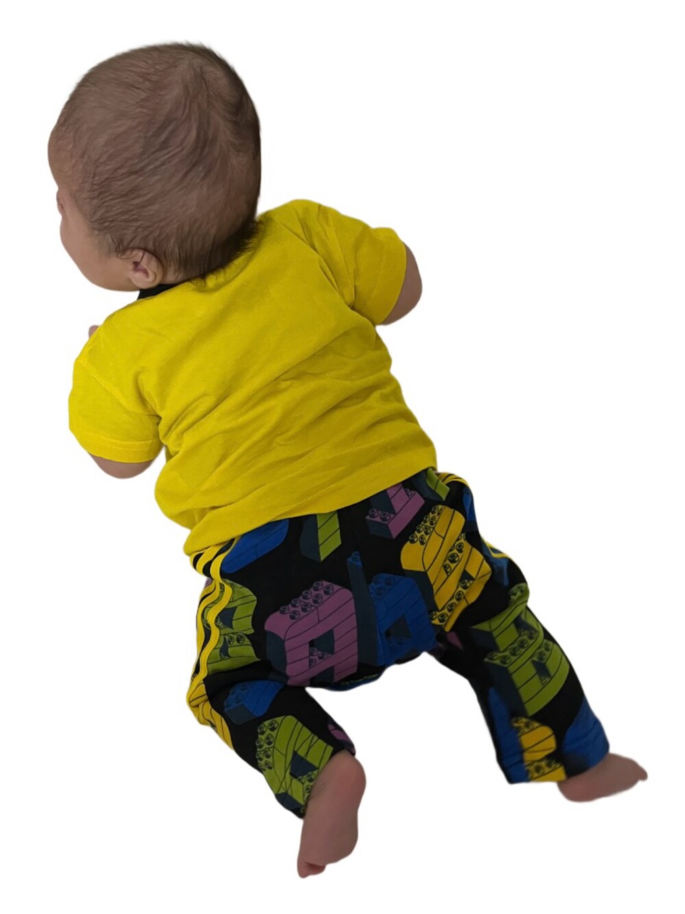 イエロー系のTシャツ/カットソー、ブラック系のスウェットパンツを着用したキッズの秋コーディネートの2枚目の写真