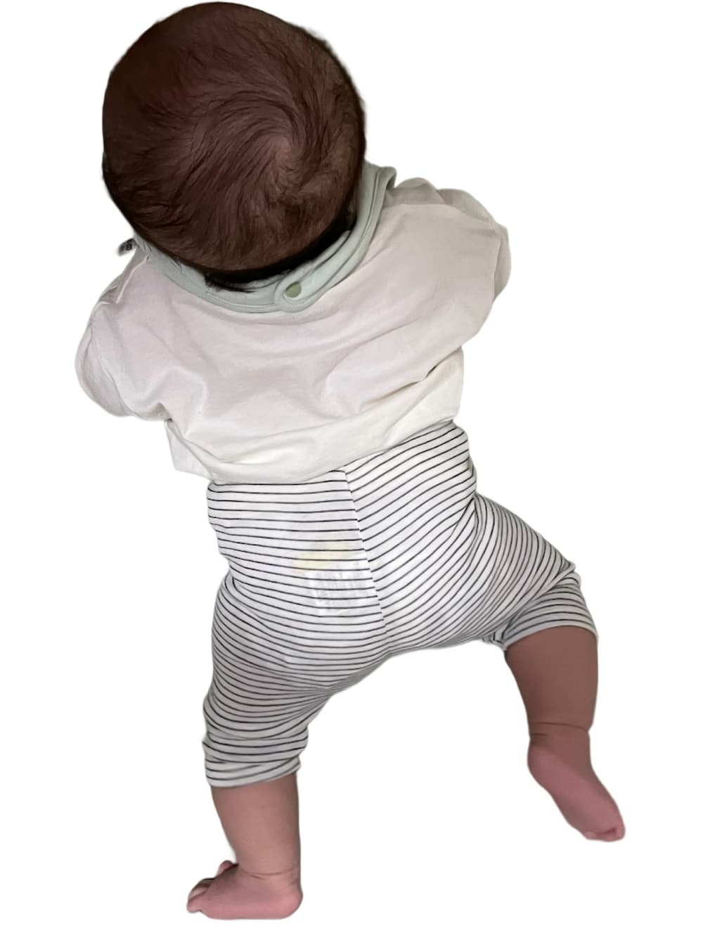 ホワイト系のその他パンツ、ホワイト系のTシャツ/カットソーを着用したキッズの秋コーディネートの2枚目の写真