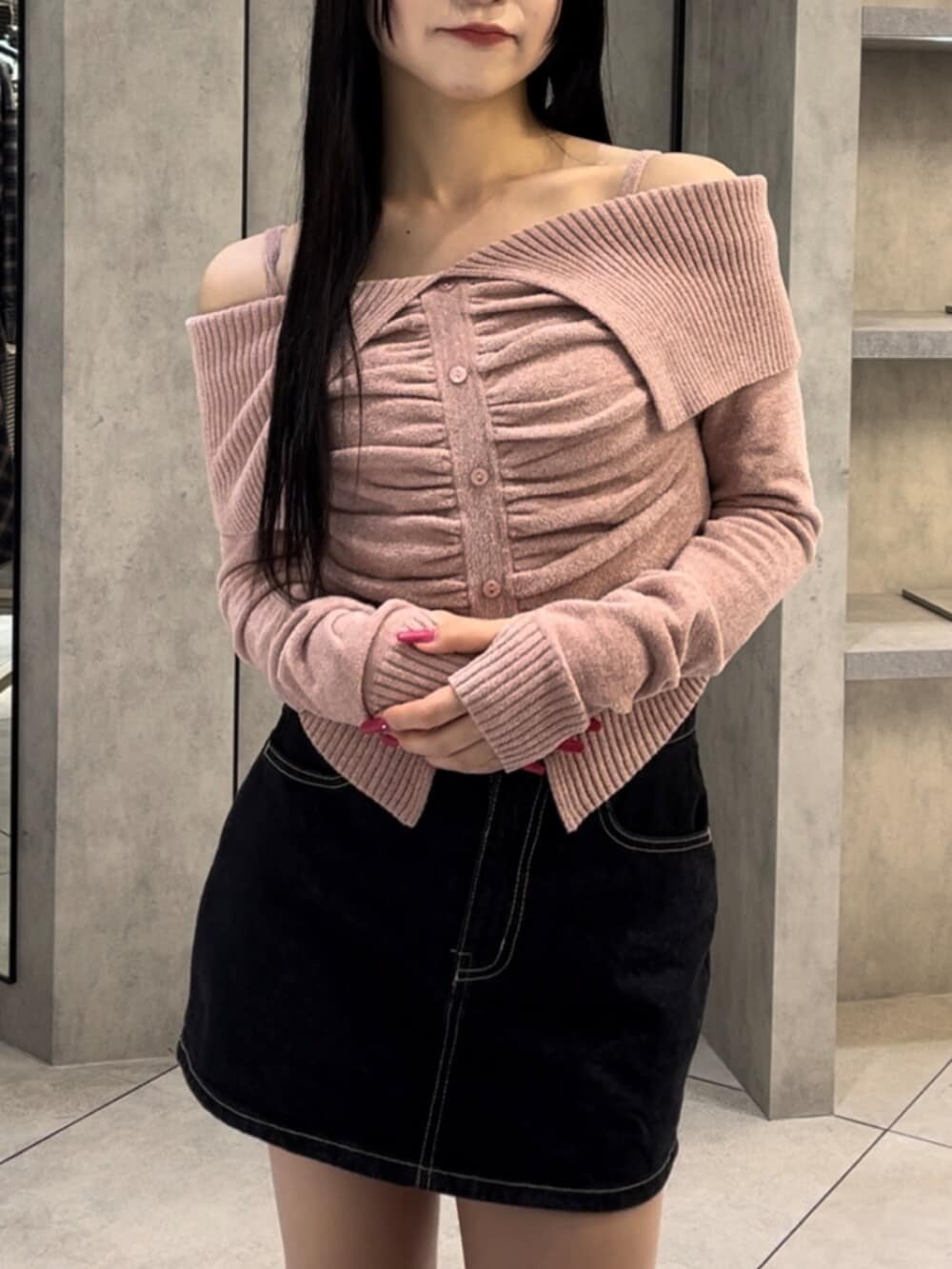 ブルー系のスカート、ブラック系のブーツ、ピンク系のニット/セーターを着用したレディースの冬コーディネートの5枚目の写真