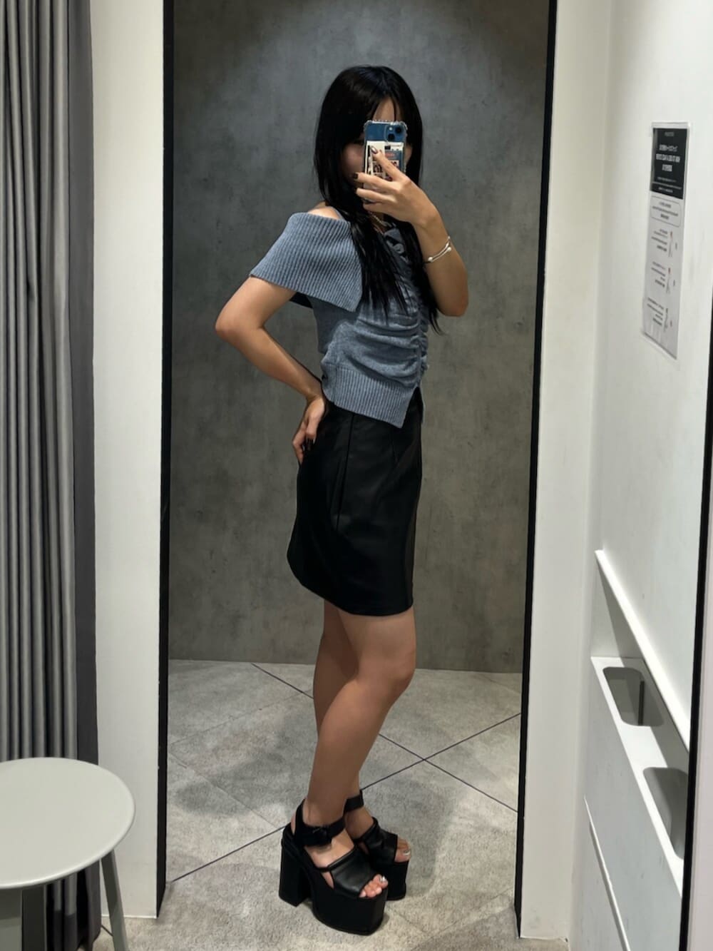 ブラック系のサンダル、ブルー系のニット/セーター、ブラック系のスカートを着用したレディースの秋コーディネートの2枚目の写真