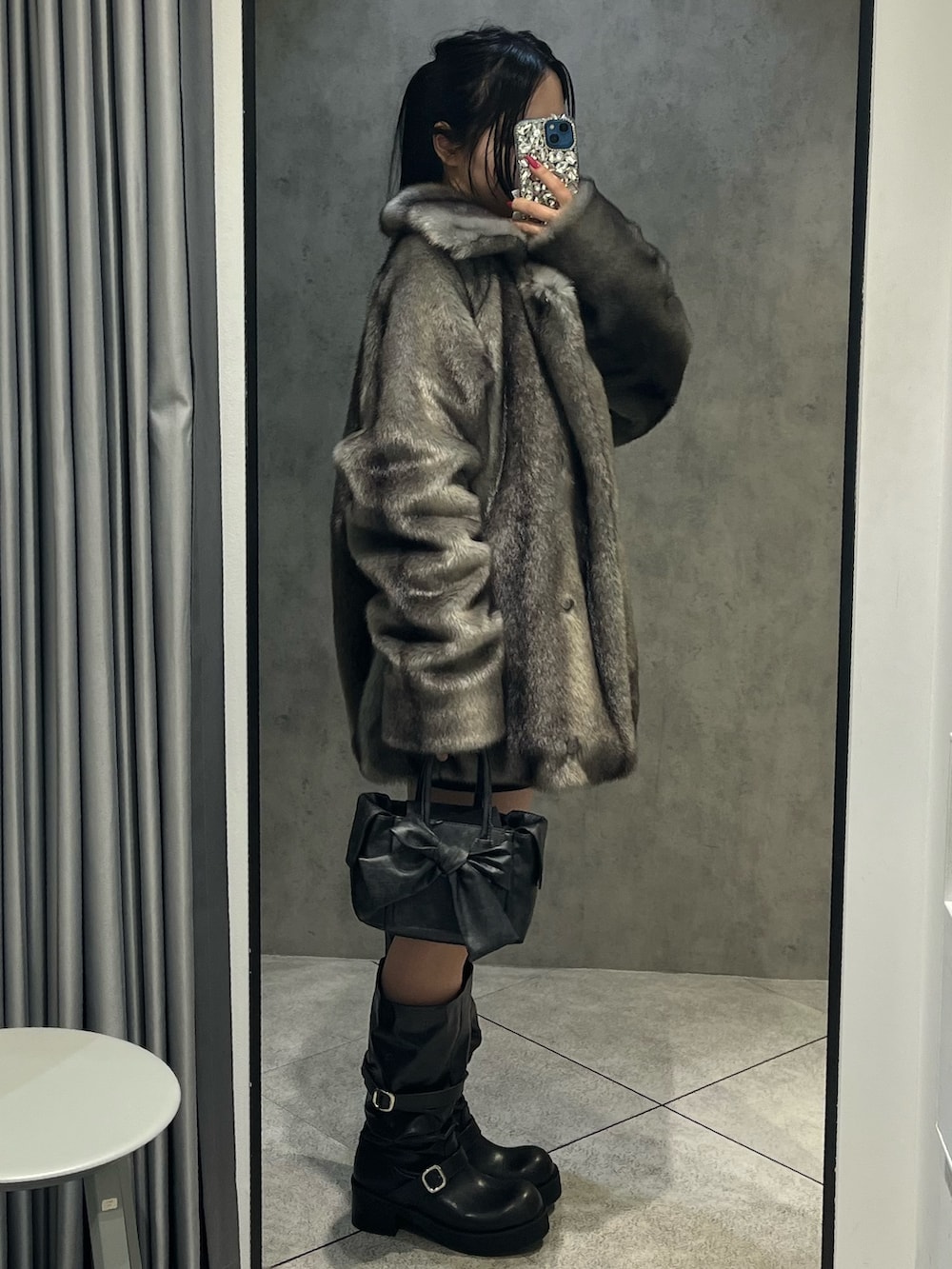 グレー系のその他アウター、ブルー系のシャツ/ブラウス、ブルー系のスカートを着用したレディースの冬コーディネートの2枚目の写真