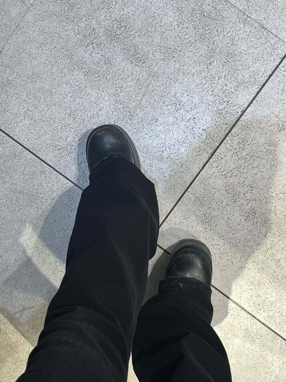 ブラック系のニット/セーター、ブラック系のデニムパンツ、ブラック系のブーツを着用したレディースの冬コーディネートの10枚目の写真