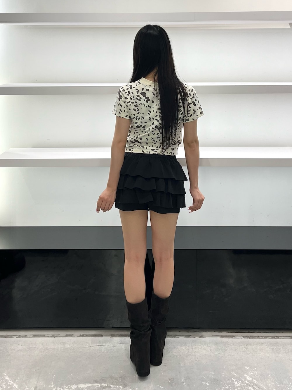 ブラック系のスカート、ブラック系のサンダルを着用したレディースの夏コーディネートの5枚目の写真