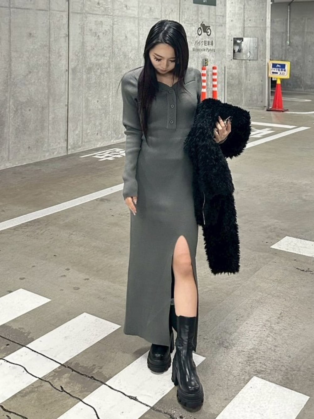 ブラック系のブルゾン、グレー系のワンピース、ホワイト系のショルダーバッグを着用したレディースの冬コーディネートの8枚目の写真