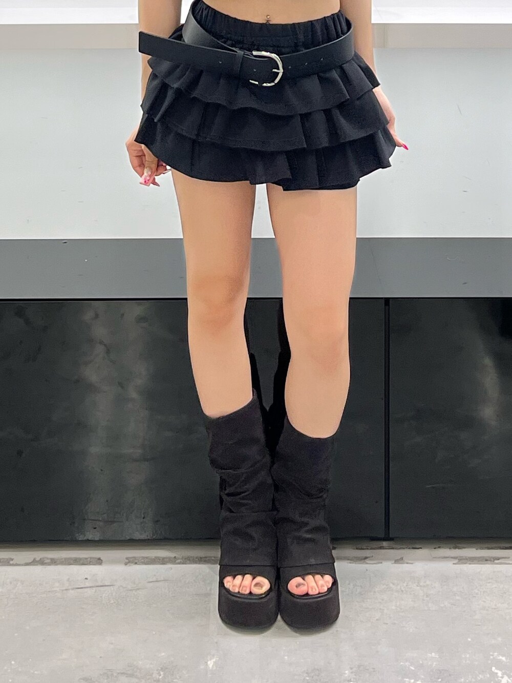ブラック系のサンダル、ブラック系のスカート、ブラック系のTシャツ/カットソーを着用したレディースの夏コーディネートの10枚目の写真