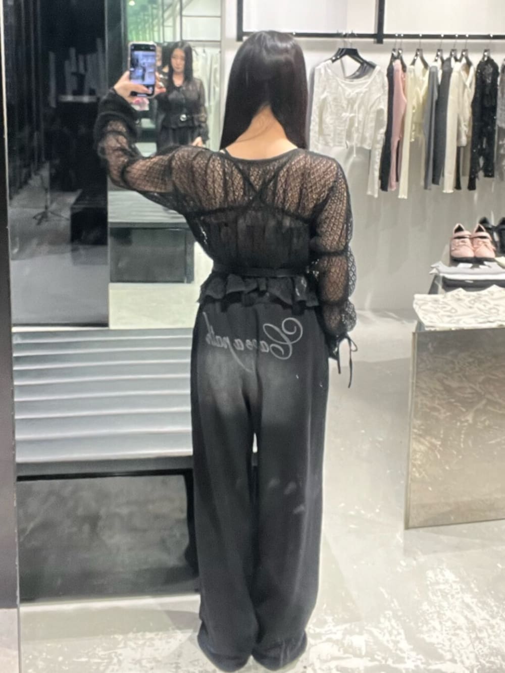 ブラック系のブーツ、ブラック系のニット/セーター、ブラック系のスウェットパンツを着用したレディースの春コーディネートの3枚目の写真