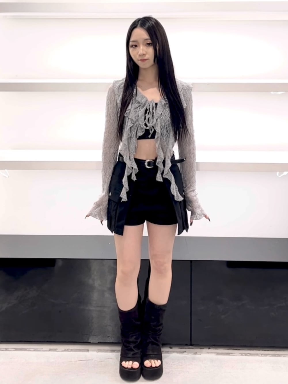 グレー系のTシャツ/カットソー、ブラック系のスカート、ブラック系のサンダルを着用したレディースの春コーディネートの2枚目の写真