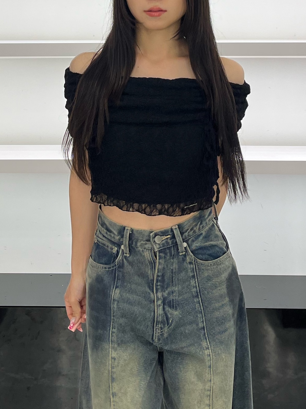 ブラック系のスニーカー、ブルー系のデニムパンツ、ブラック系のTシャツ/カットソーを着用したレディースの夏コーディネートの5枚目の写真