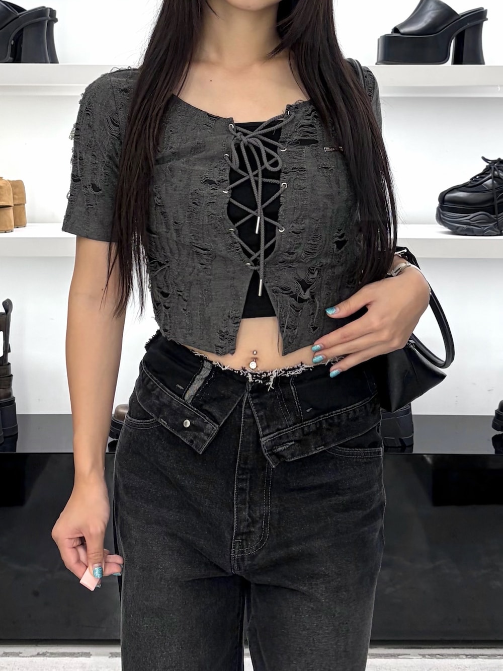 グレー系のTシャツ/カットソー、ブラック系のデニムパンツ、ブラック系のスリッポンを着用したレディースの夏コーディネートの8枚目の写真