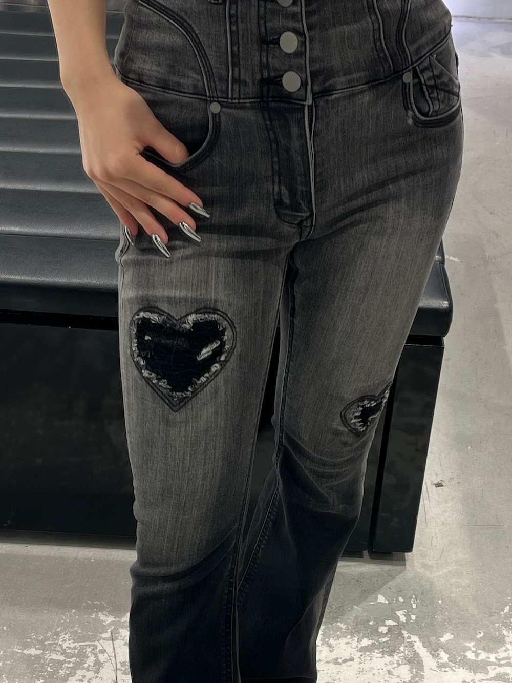 ホワイト系のニット/セーター、ブラック系のデニムパンツ、ブラック系のサンダルを着用したレディースの春コーディネートの8枚目の写真