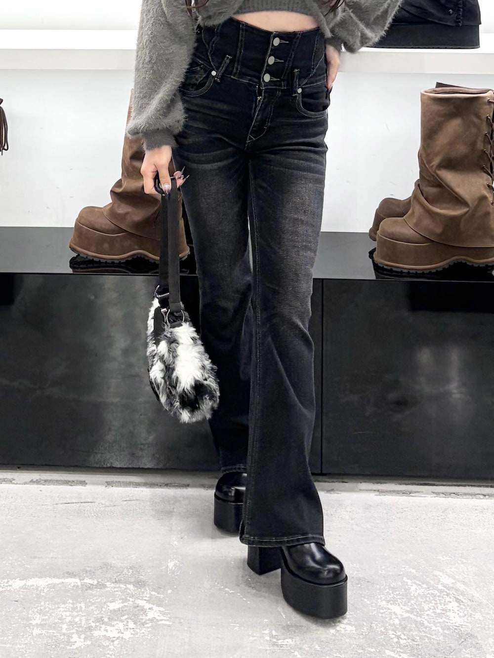 グレー系のニット/セーター、ブラック系のデニムパンツ、ブラック系のショルダーバッグを着用したレディースの秋コーディネートの9枚目の写真