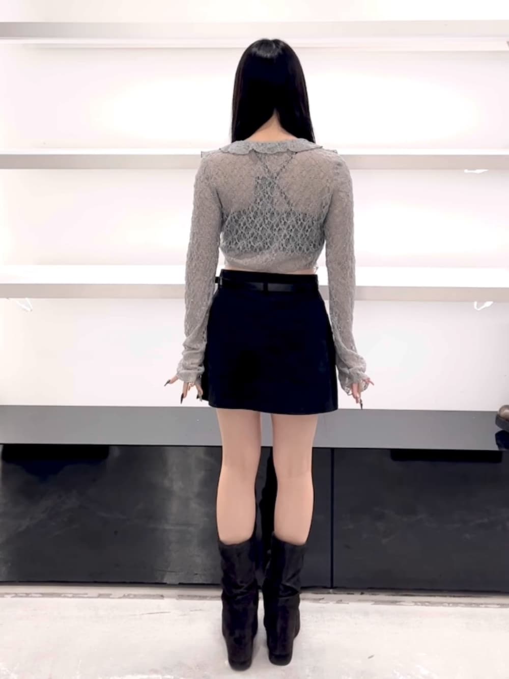 グレー系のTシャツ/カットソー、ブラック系のスカート、ブラック系のサンダルを着用したレディースの春コーディネートの4枚目の写真