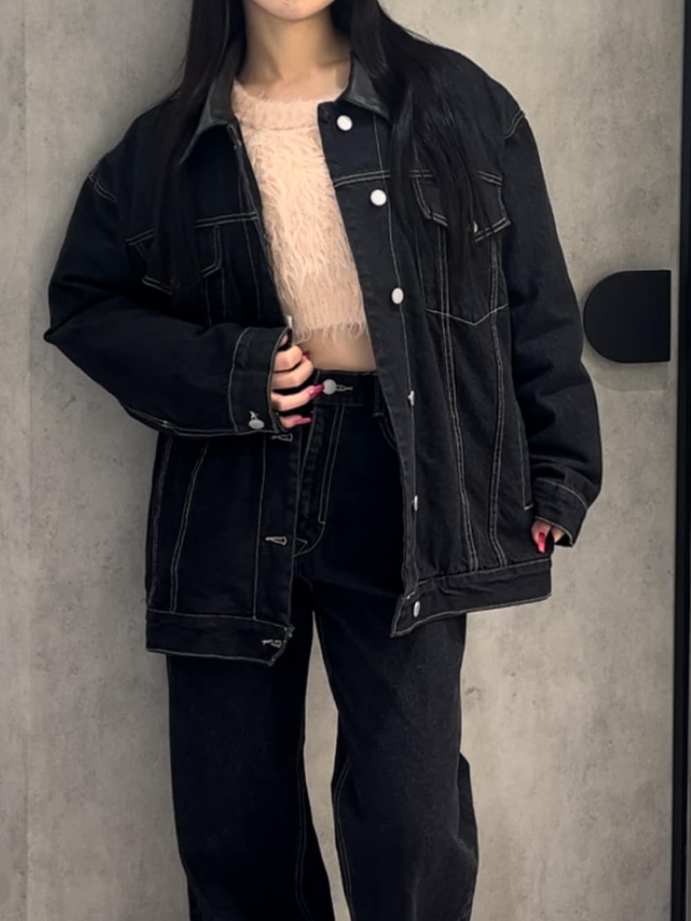 ブルー系のブルゾン、ブルー系のデニムパンツ、ブラック系のハンドバッグを着用したレディースの冬コーディネートの5枚目の写真