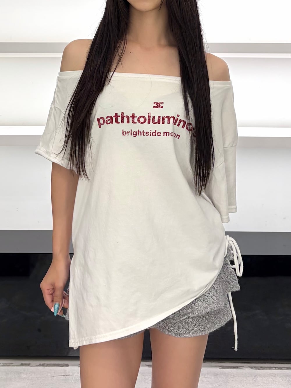 ホワイト系のTシャツ/カットソー、グレー系のスカート、ブルー系のサンダルを着用したレディースの夏コーディネートの5枚目の写真