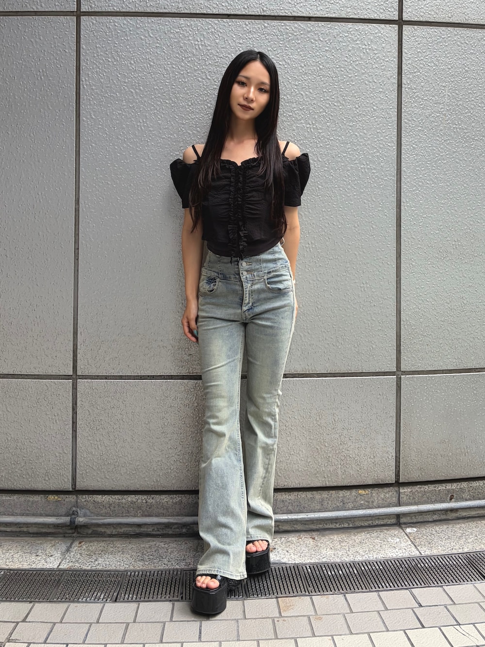 ブラック系のTシャツ/カットソー、ブルー系のデニムパンツ、ブラック系のサンダルを着用したレディースの夏コーディネートの2枚目の写真