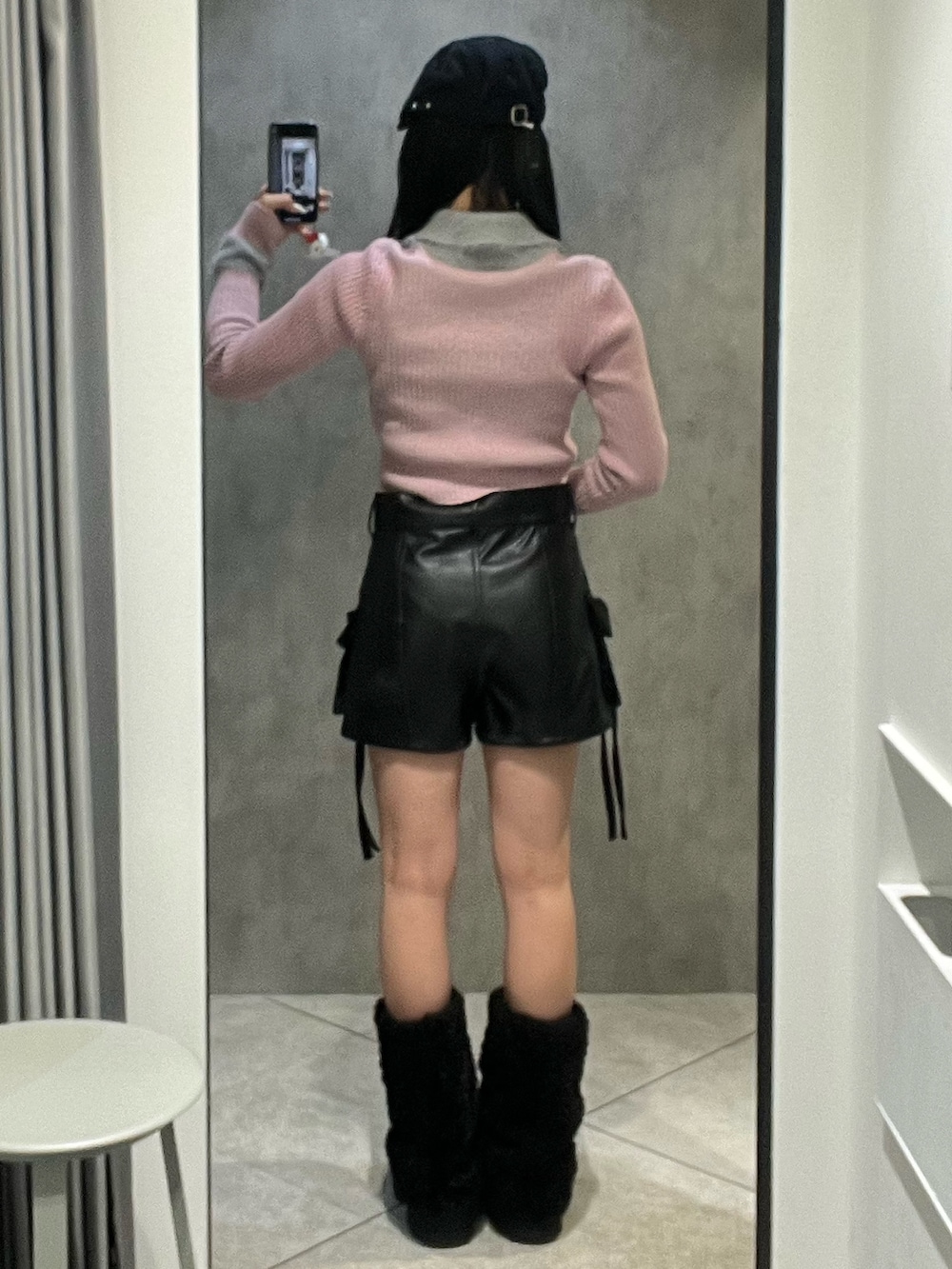 ピンク系のニット/セーター、ブラック系のその他パンツ、ブラック系のブーツを着用したレディースの冬コーディネートの3枚目の写真