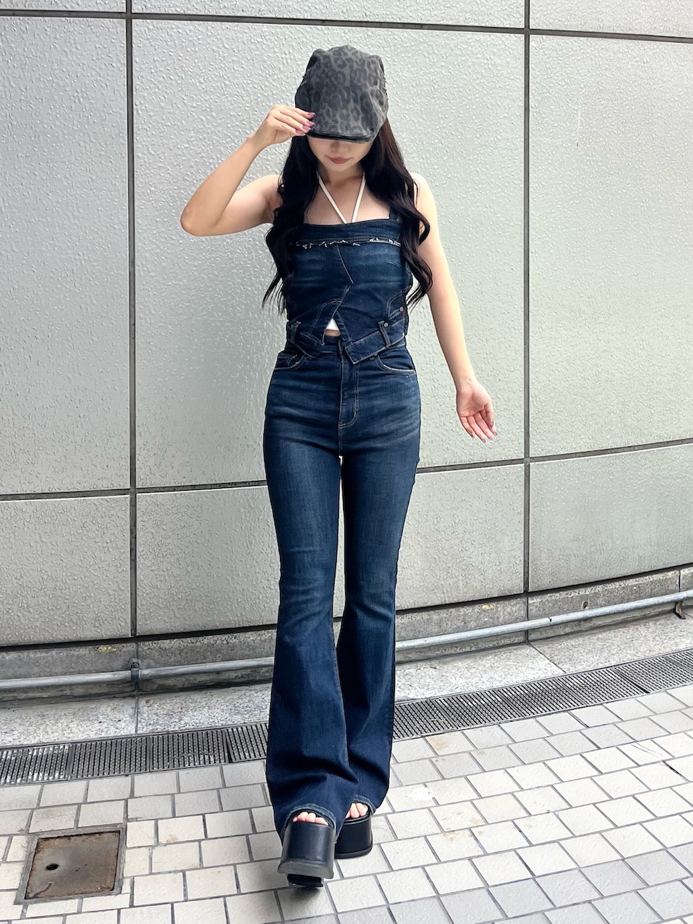 ホワイト系のTシャツ/カットソー、ブルー系のサロペット/オーバーオール、ブラック系のサンダルを着用したレディースの夏コーディネートの3枚目の写真