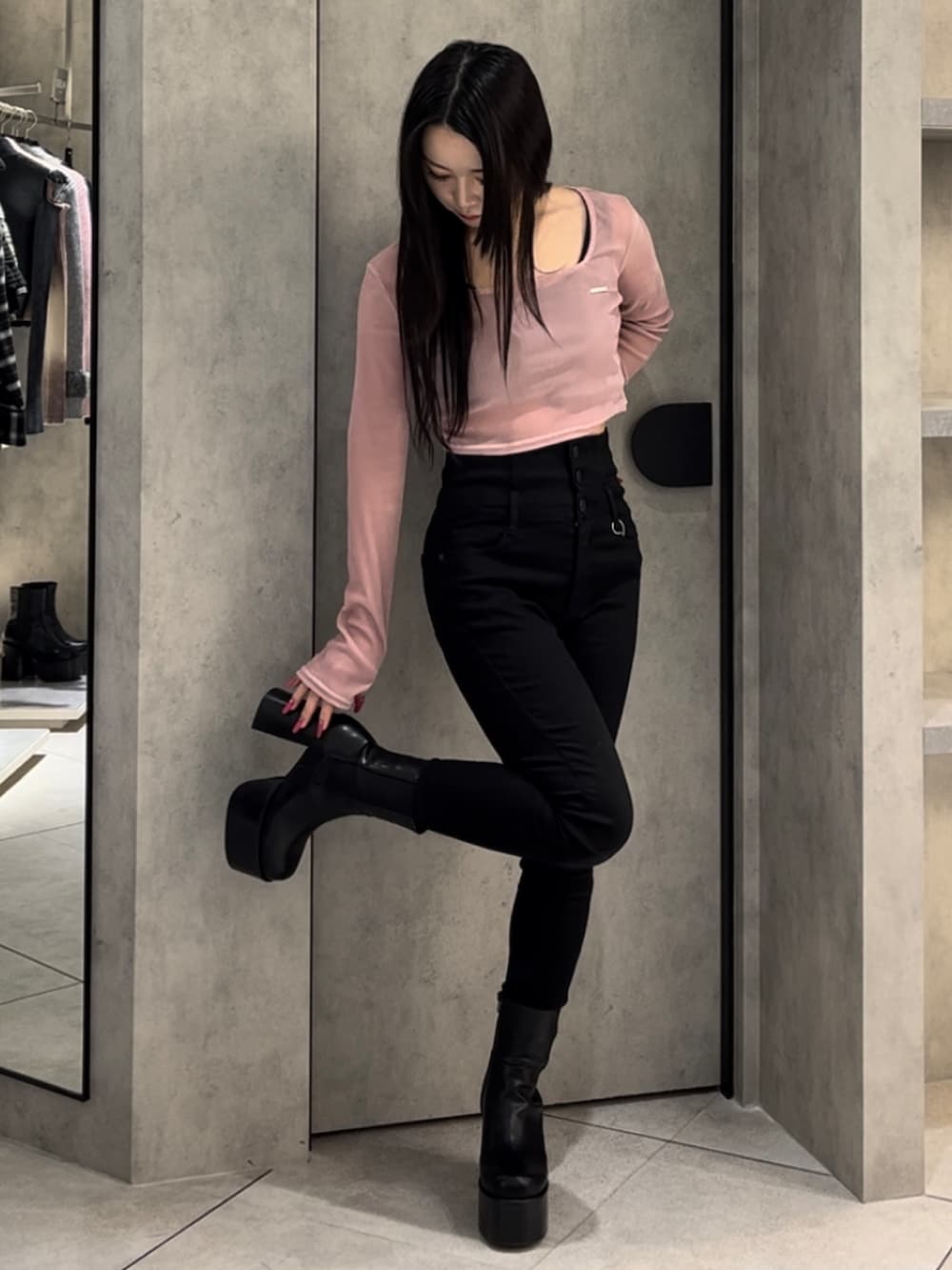 ピンク系のTシャツ/カットソー、ブラック系のデニムパンツ、ブラック系のブーツを着用したレディースの冬コーディネートの10枚目の写真