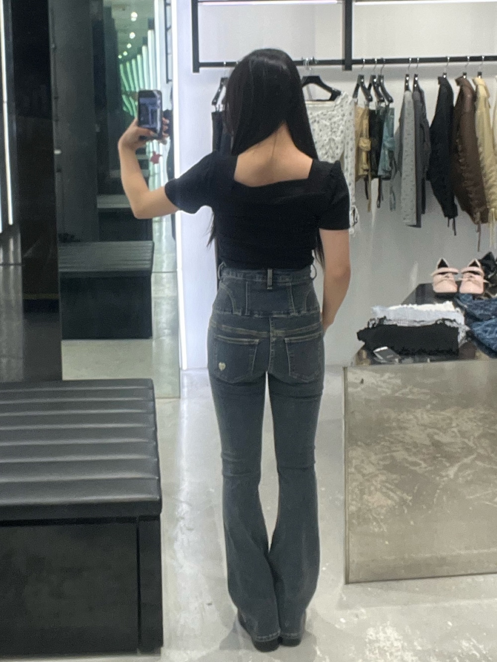 ブラック系のTシャツ/カットソー、ブルー系のデニムパンツ、ブラック系のサンダルを着用したレディースの春コーディネートの3枚目の写真