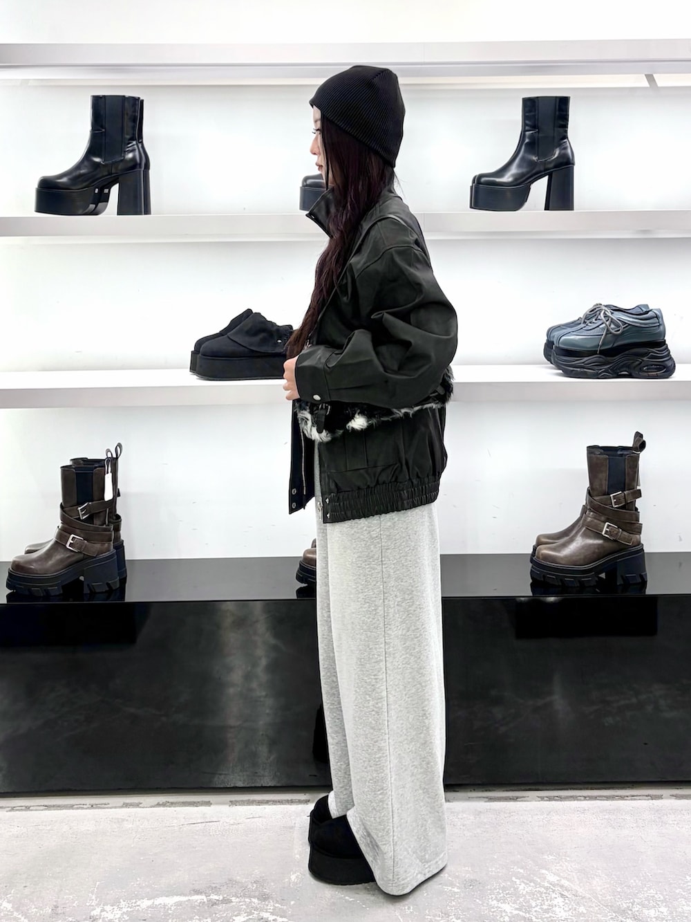 ブラック系のブルゾン、ブラック系のショルダーバッグ、グレー系のその他パンツを着用したレディースの秋コーディネートの4枚目の写真