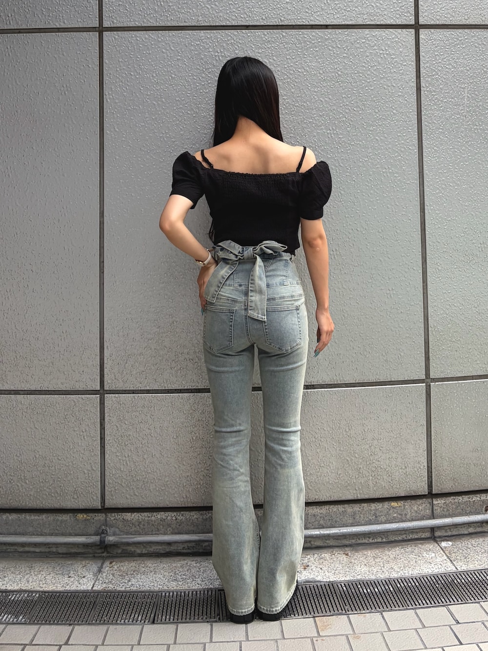 ブラック系のTシャツ/カットソー、ブルー系のデニムパンツ、ブラック系のサンダルを着用したレディースの夏コーディネートの4枚目の写真