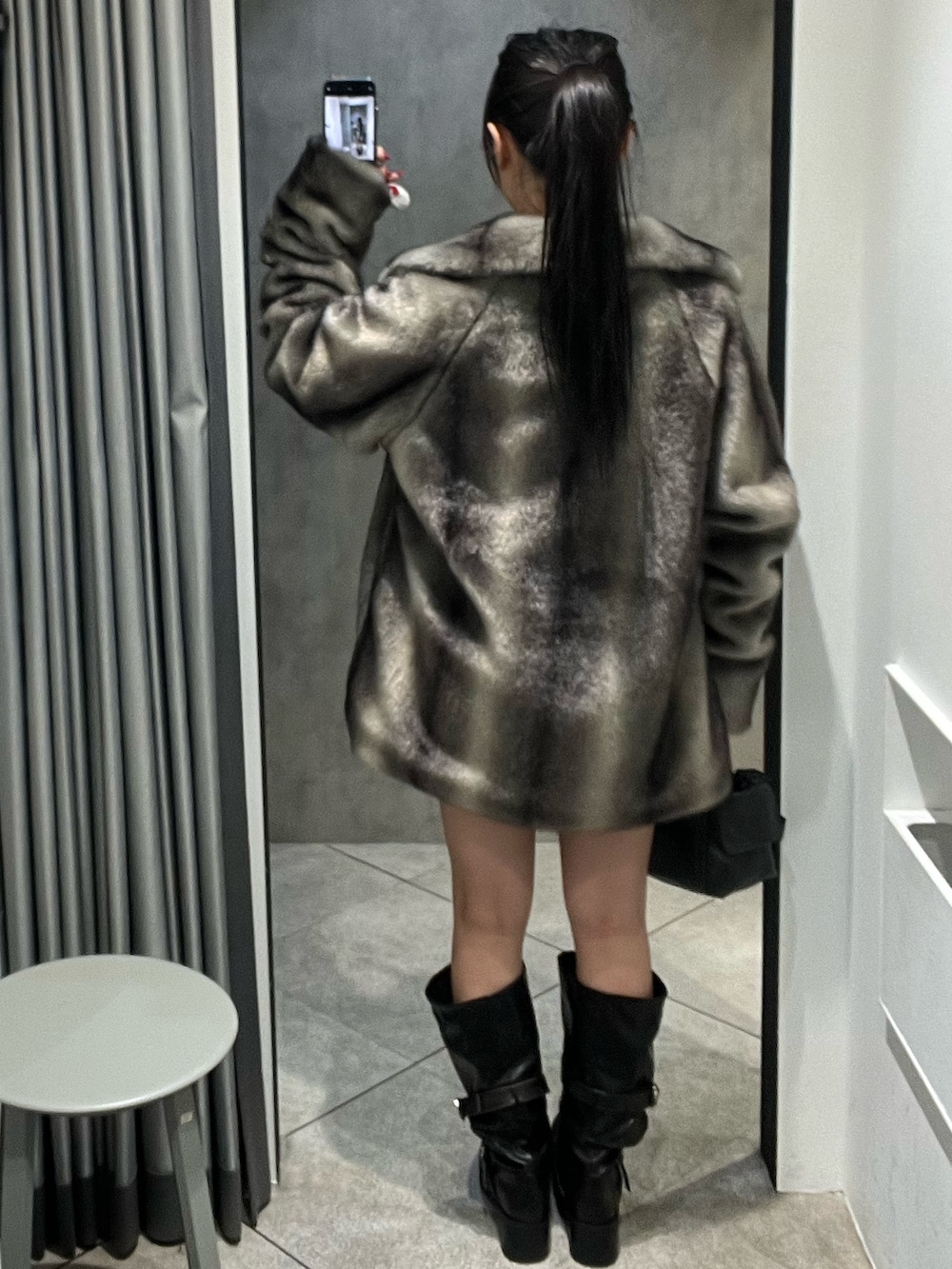 グレー系のその他アウター、ブルー系のシャツ/ブラウス、ブルー系のスカートを着用したレディースの冬コーディネートの3枚目の写真