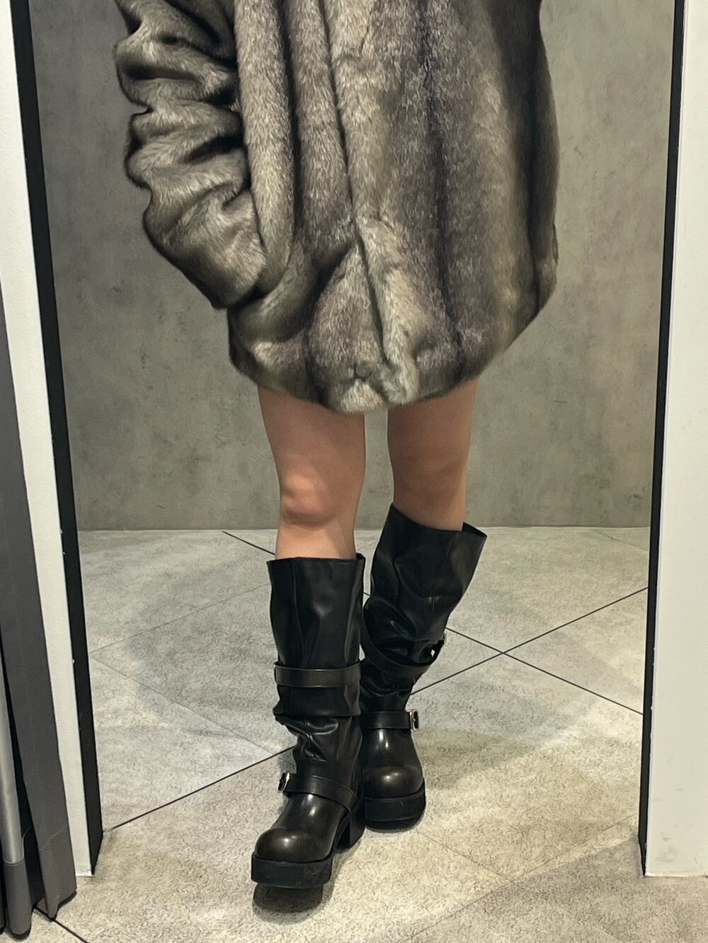 グレー系のその他アウター、ブルー系のシャツ/ブラウス、ブルー系のスカートを着用したレディースの冬コーディネートの6枚目の写真