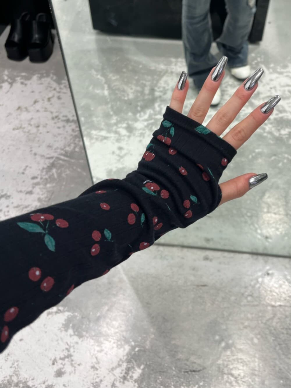 ホワイト系のスニーカー、ブルー系のデニムパンツ、ブラック系のTシャツ/カットソーを着用したレディースの春コーディネートの10枚目の写真