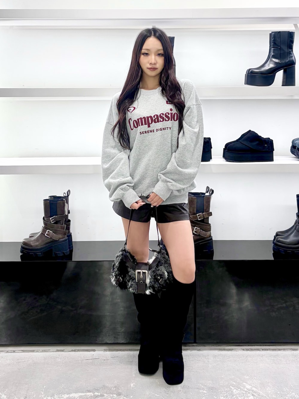 グレー系のスウェット、ブラウン系のその他パンツ、ブラック系のショルダーバッグを着用したレディースの秋コーディネートの2枚目の写真