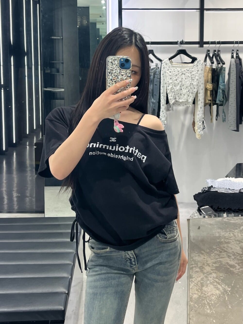ブラック系のサンダル、ブラック系のTシャツ/カットソー、ブルー系のデニムパンツを着用したレディースの春コーディネートの4枚目の写真