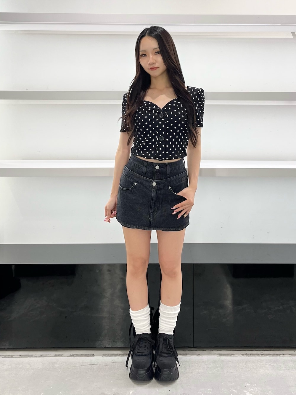 その他のTシャツ/カットソー、ブラック系のスニーカー、ブラック系のスカートを着用したレディースの夏コーディネートの2枚目の写真
