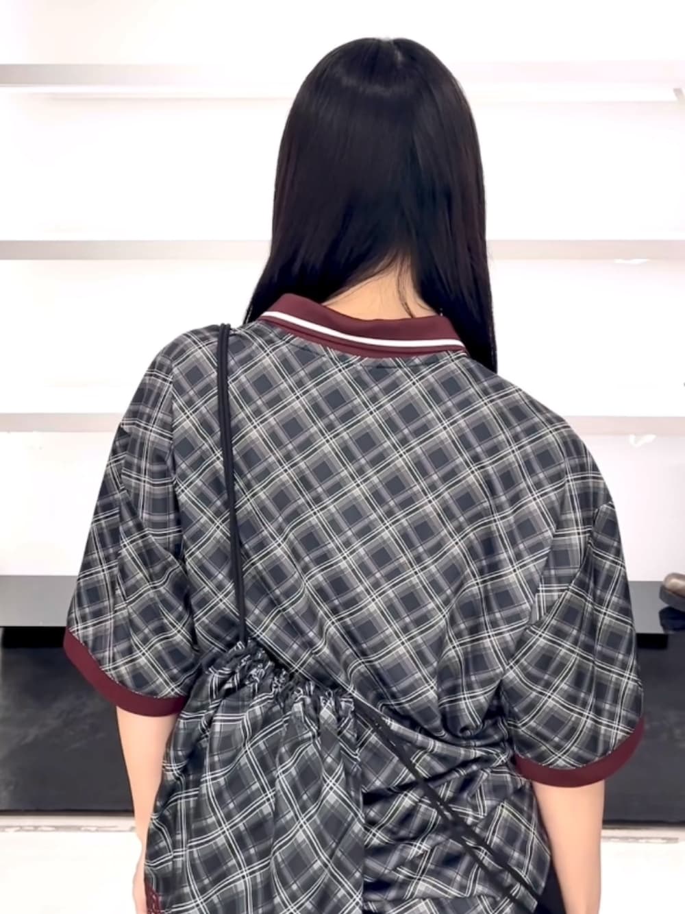 ブラック系のTシャツ/カットソー、ブラック系のスカート、ブラック系のバックパック/リュックを着用したレディースの春コーディネートの7枚目の写真