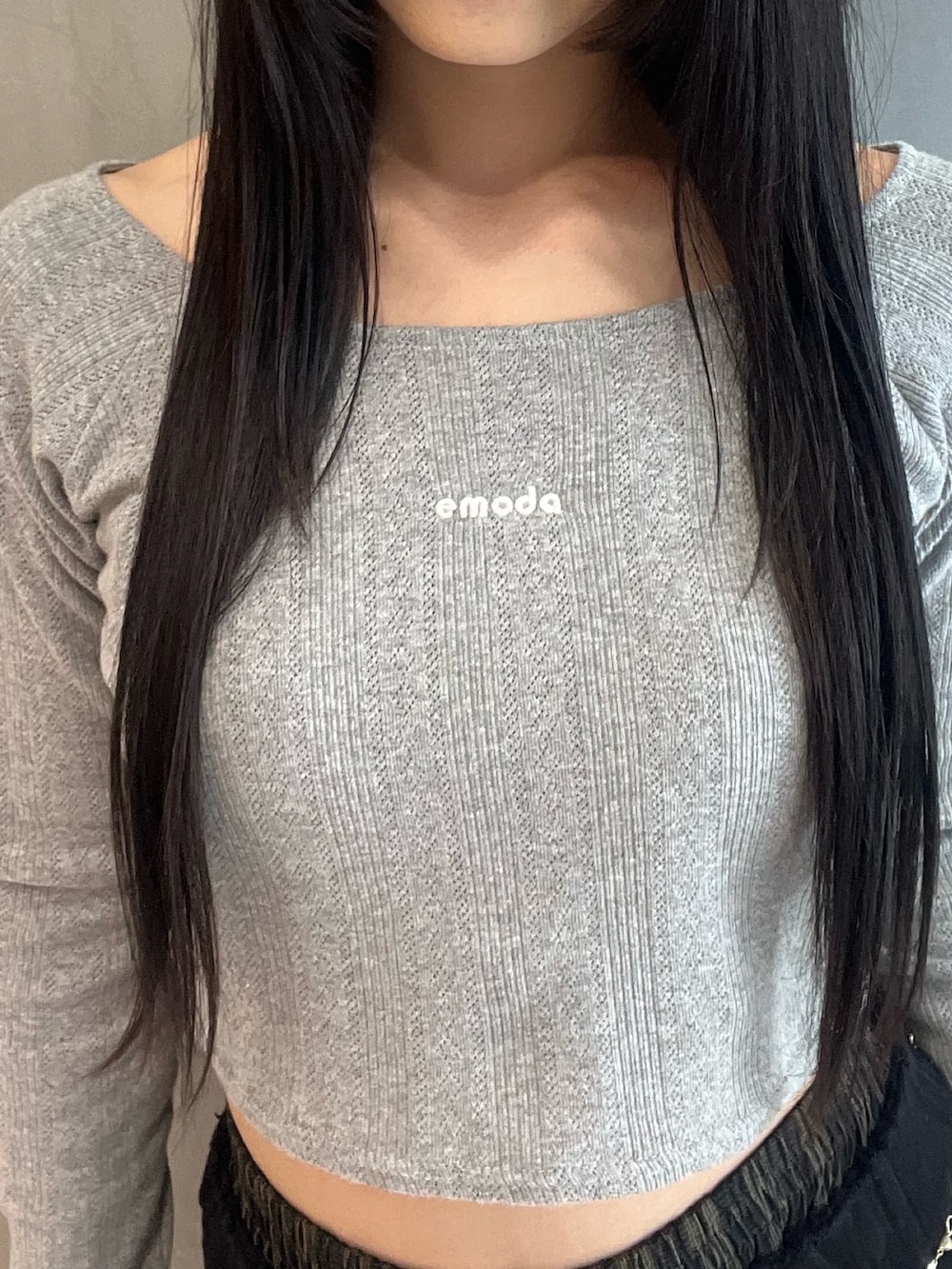 グレー系のTシャツ/カットソー、ブラック系のスウェットパンツ、ブラック系のサンダルを着用したレディースの春コーディネートの9枚目の写真