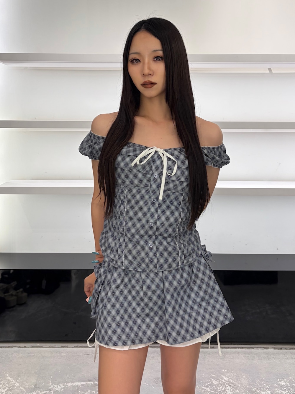 ブルー系のシャツ/ブラウス、ブルー系のスカート、ブラック系のサンダルを着用したレディースの夏コーディネートの7枚目の写真