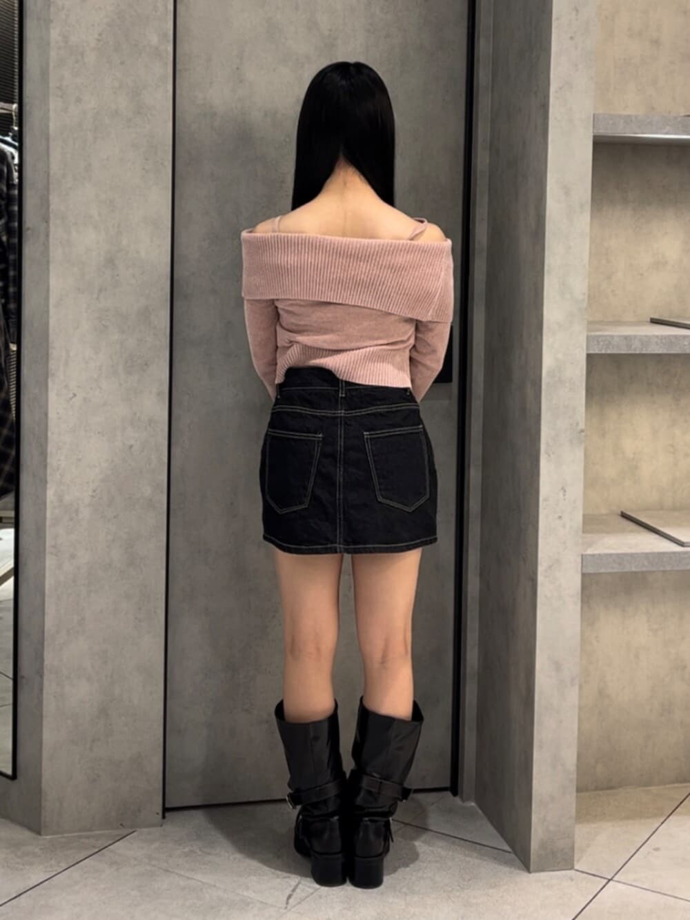 ブルー系のスカート、ブラック系のブーツ、ピンク系のニット/セーターを着用したレディースの冬コーディネートの3枚目の写真