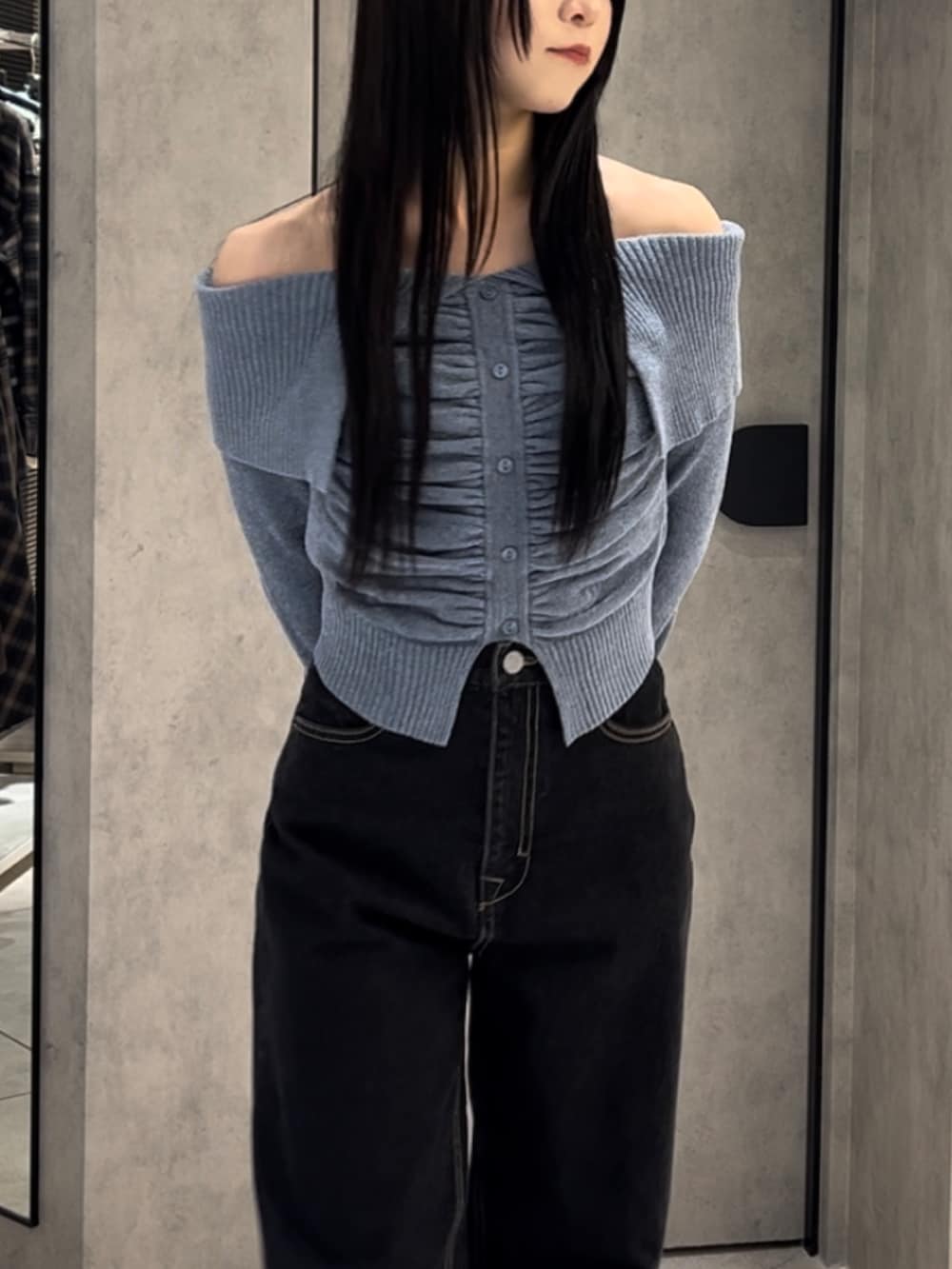 ブルー系のニット/セーター、ブルー系のデニムパンツ、グリーン系のスニーカーを着用したレディースの冬コーディネートの5枚目の写真