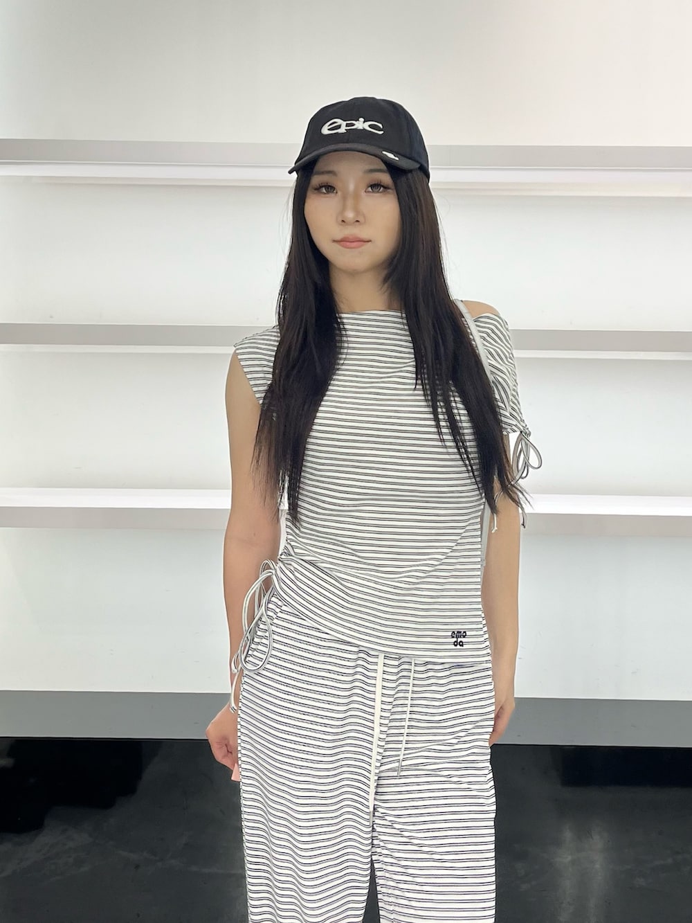 ホワイト系のTシャツ/カットソー、ホワイト系のその他パンツ、シルバー系のショルダーバッグを着用したレディースの夏コーディネートの6枚目の写真