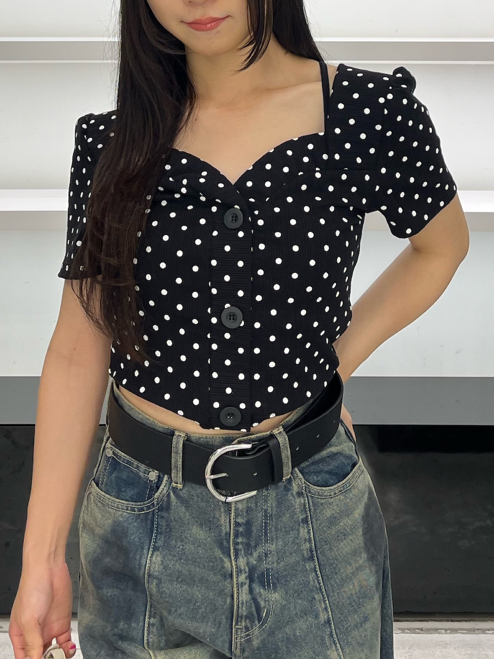 その他のTシャツ/カットソー、ホワイト系のハンドバッグ、ブルー系のデニムパンツを着用したレディースの夏コーディネートの4枚目の写真
