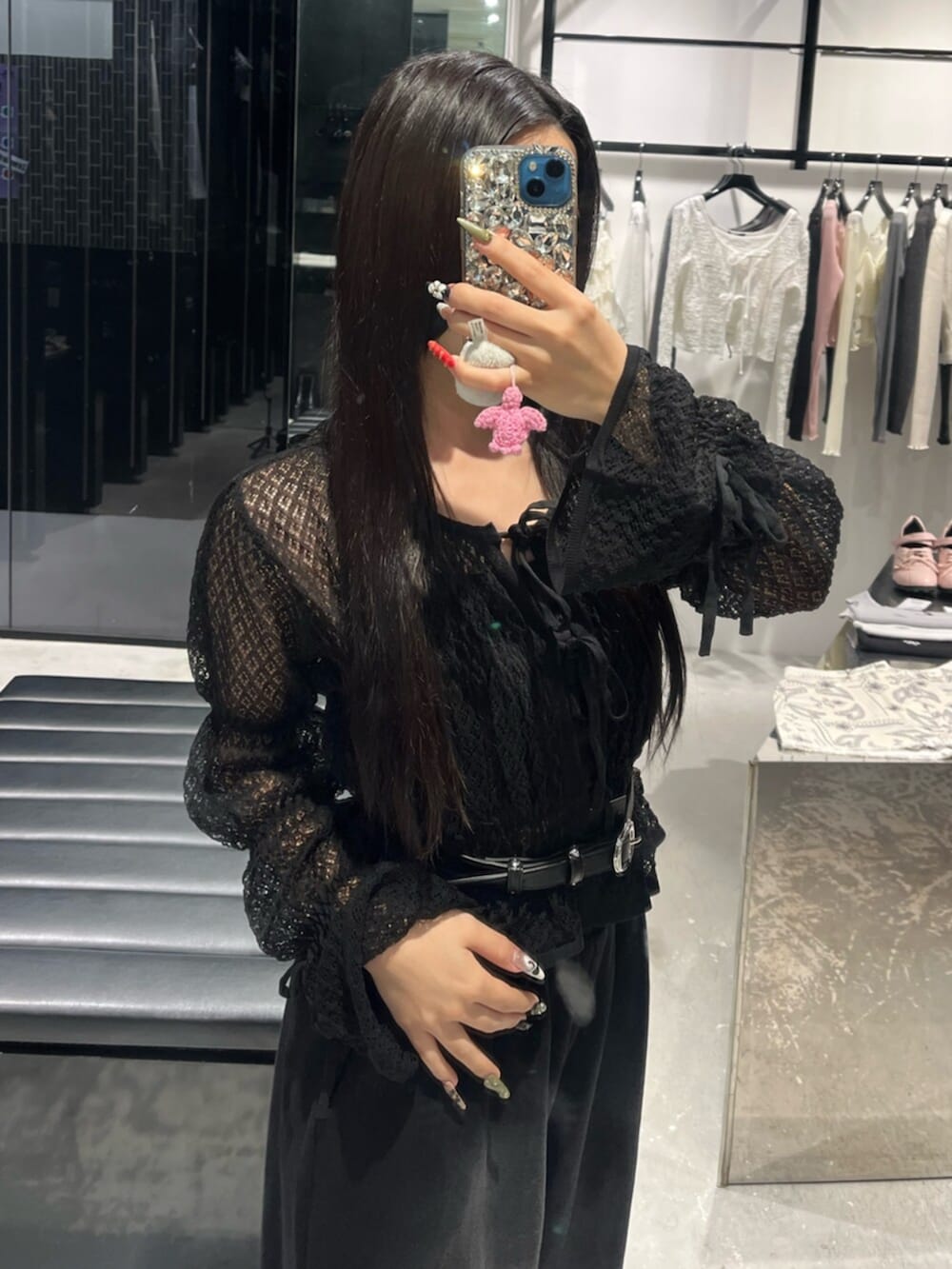 ブラック系のブーツ、ブラック系のニット/セーター、ブラック系のスウェットパンツを着用したレディースの春コーディネートの5枚目の写真